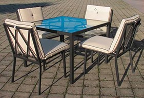tavolo-quadrato-alluminio-legno-piscina-bianco-cuscini